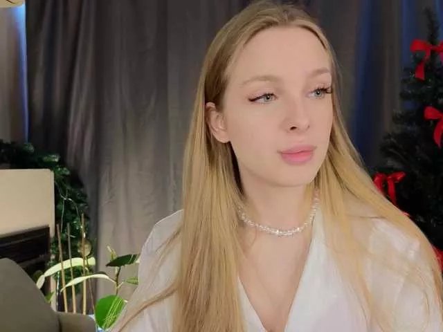 Offline CrimsonAura on BongaCams
