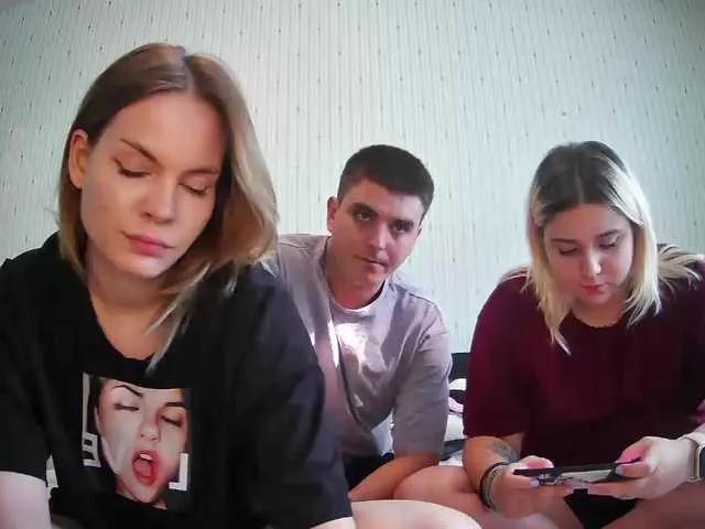 DivineTrio on BongaCams 