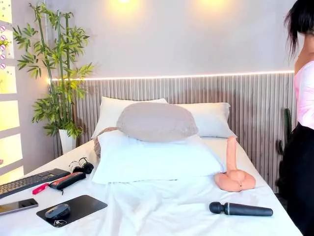 Offline EmmilyCollson on BongaCams