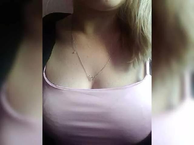EveHugs on BongaCams 