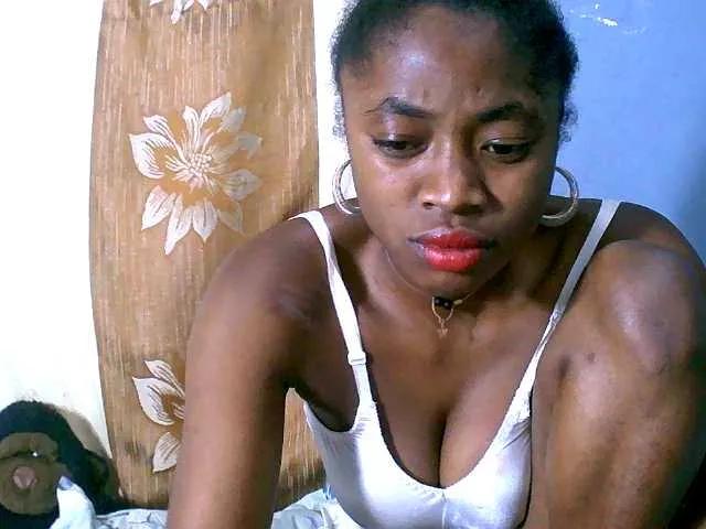 Honoratte on BongaCams