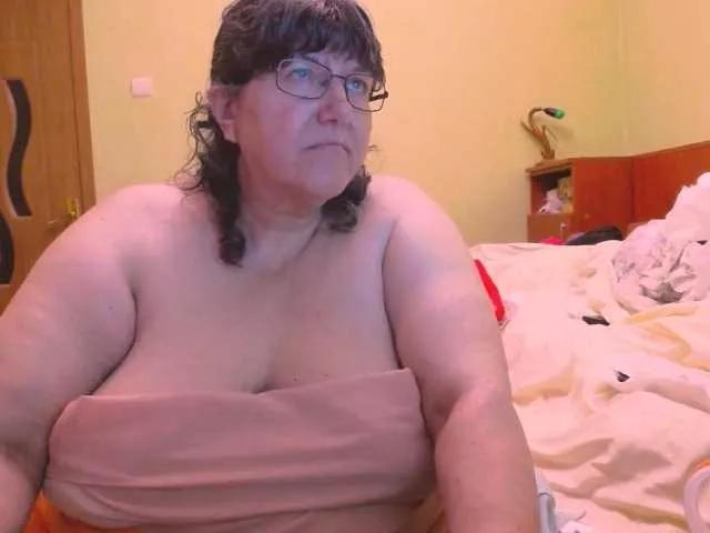 HugeTitsXXX on BongaCams
