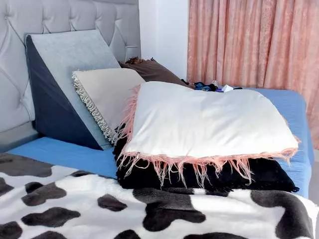 Offline IdalyJohnson on BongaCams