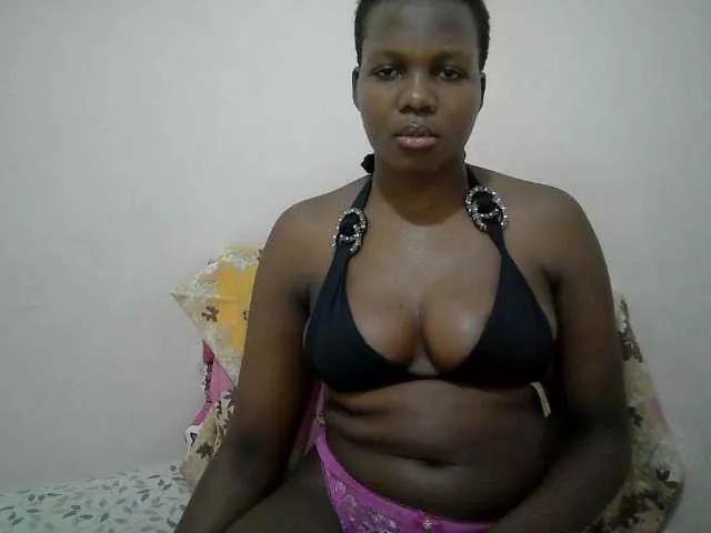 juicy-bella on BongaCams