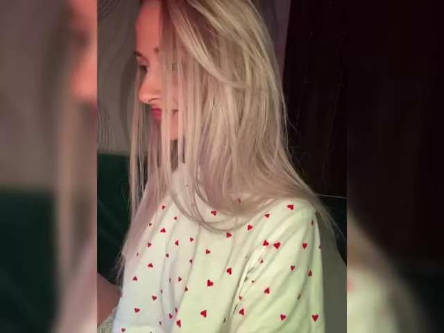 KiraWhite on BongaCams 