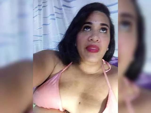 Letty33 on BongaCams 