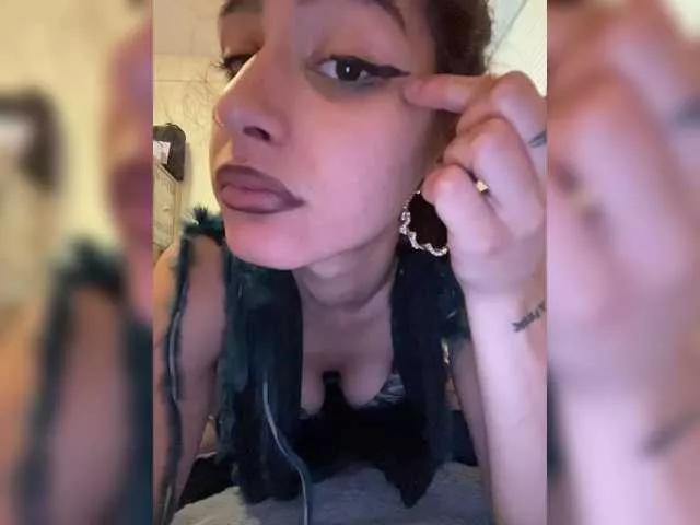 Robineee13 on BongaCams 