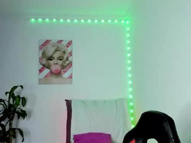 Freechat rouse-red on BongaCams