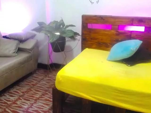 Offline Yeseniaa25 on BongaCams