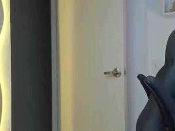 Freechat ezzio_scolaro on Chaturbate