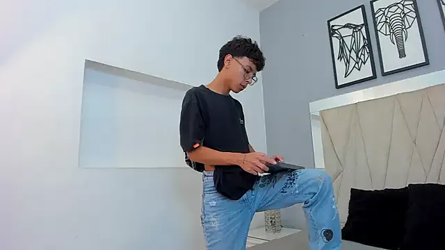 adams_bobby on StripChat