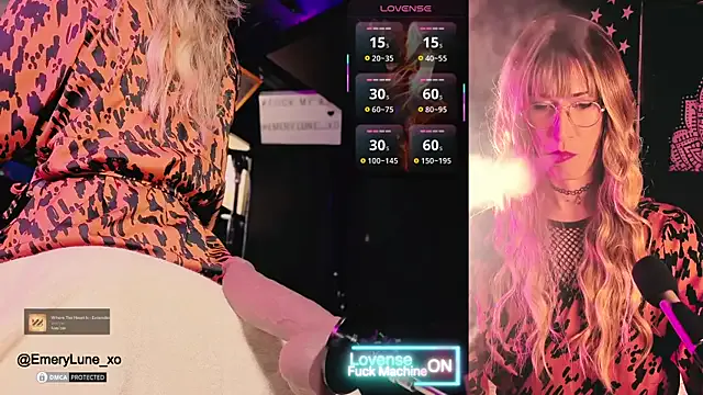EmeryLune_xo on StripChat