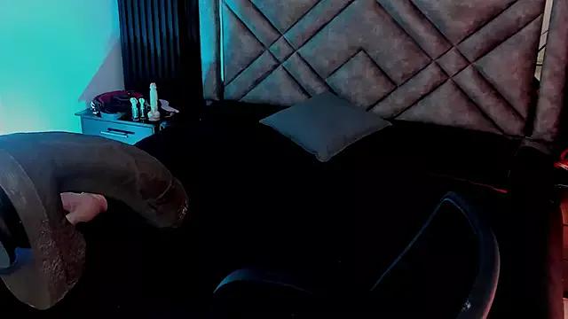 Issafoxx on StripChat 