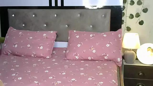 Freechat its_me_kiara on StripChat