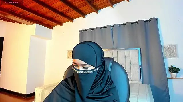 Freechat kalila_latif on StripChat