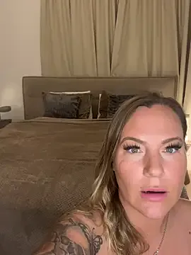 Kira_Knight20 — Oil Pussy and Play with Fingers