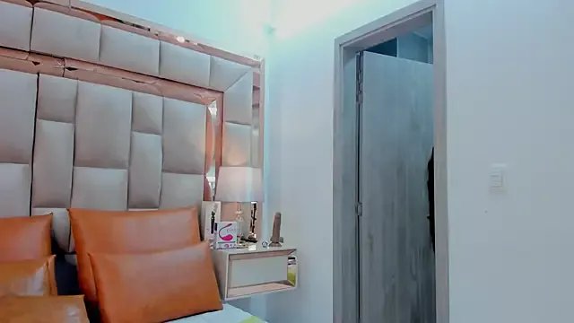 Leslie_Bussh_ on StripChat 