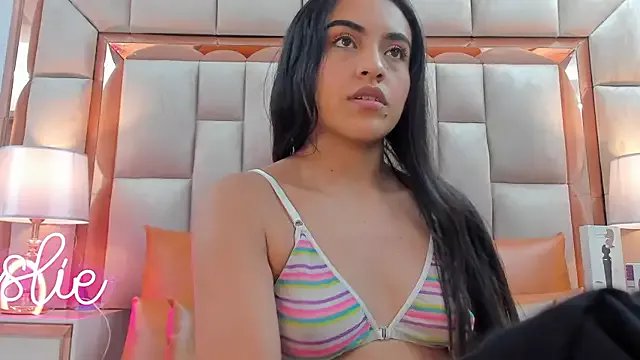 Leslie_Bussh_ on StripChat 