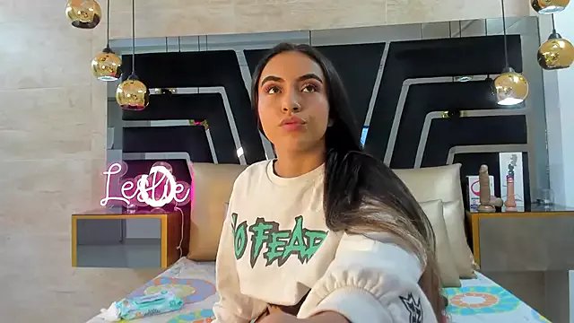Leslie_Bussh_ on StripChat 