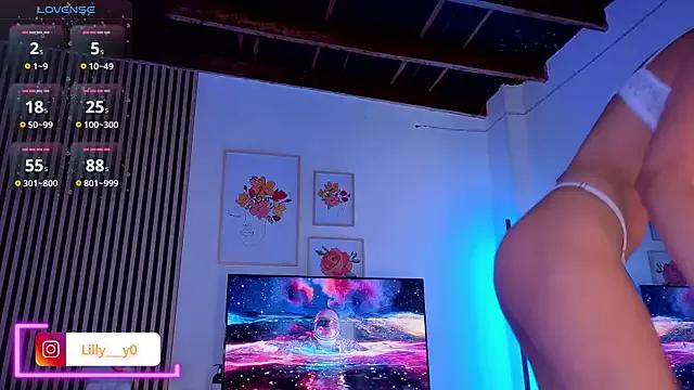 LillyDolls23 on StripChat 