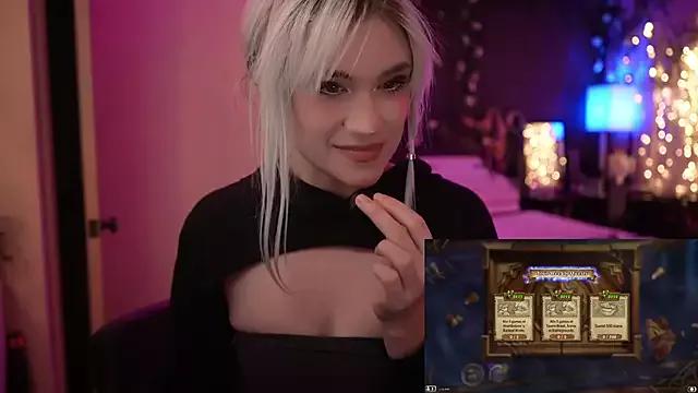 Freechat littlelune on StripChat