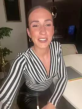 lola_tentatiion on StripChat 