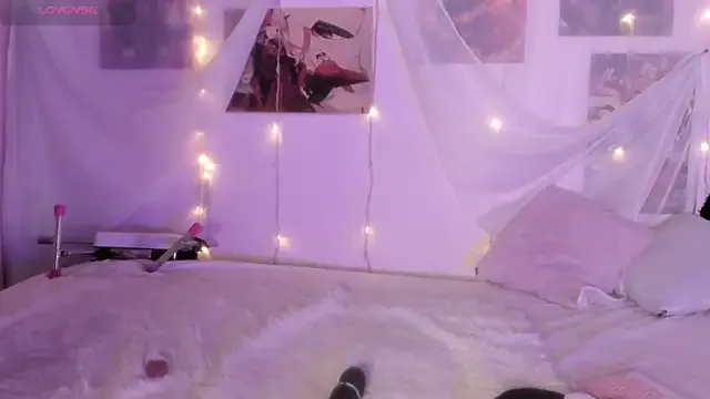 Luna-Chann on StripChat