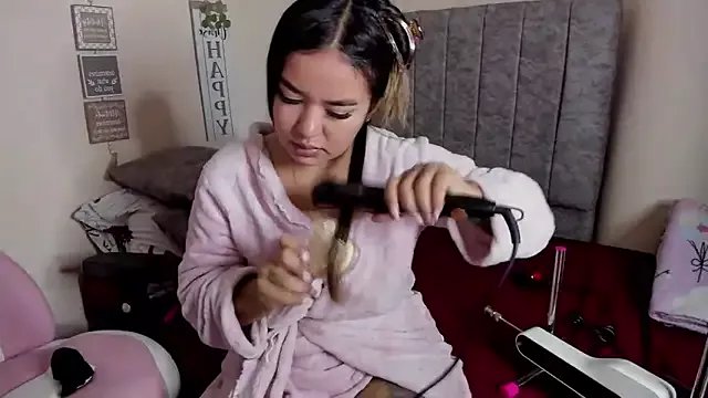 Freechat SaraCrow on StripChat