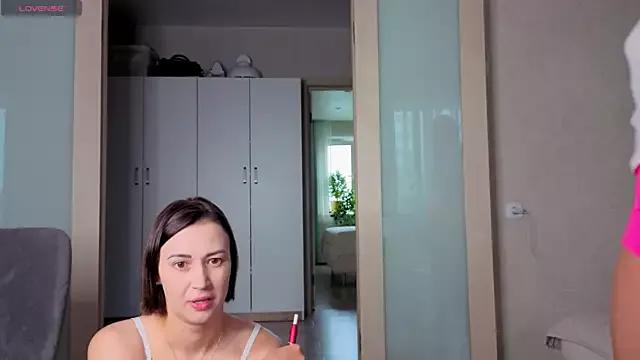 sweeetgirls2021 on StripChat 